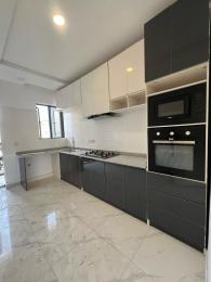 fully serviced luxury 3bedroom apartment upstairs