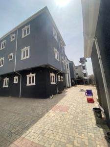 haopS a standard 3 bedroom block of apartments FgqDIm2u0LWys8E9MikF
